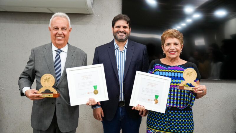 VINÍCIUS LABANCA ENTREGA COMENDA PAU-BRASIL A TERESA DUERE E CARLOS PORTO