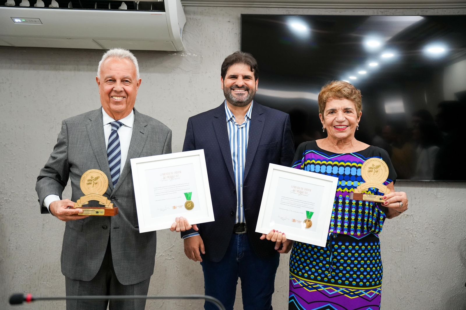 VINÍCIUS LABANCA ENTREGA COMENDA PAU-BRASIL A TERESA DUERE E CARLOS PORTO