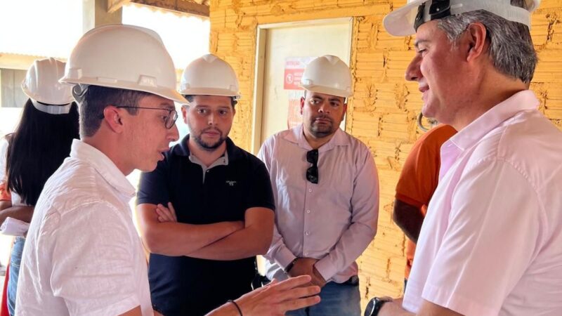 Em Serra Talhada, Fernando Monteiro acompanha obras do Residencial Vanete Almeida