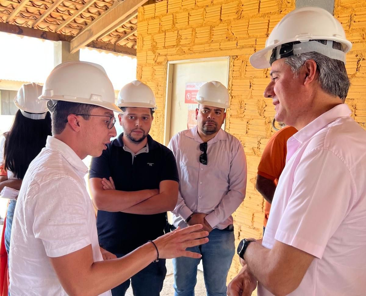 Em Serra Talhada, Fernando Monteiro acompanha obras do Residencial Vanete Almeida