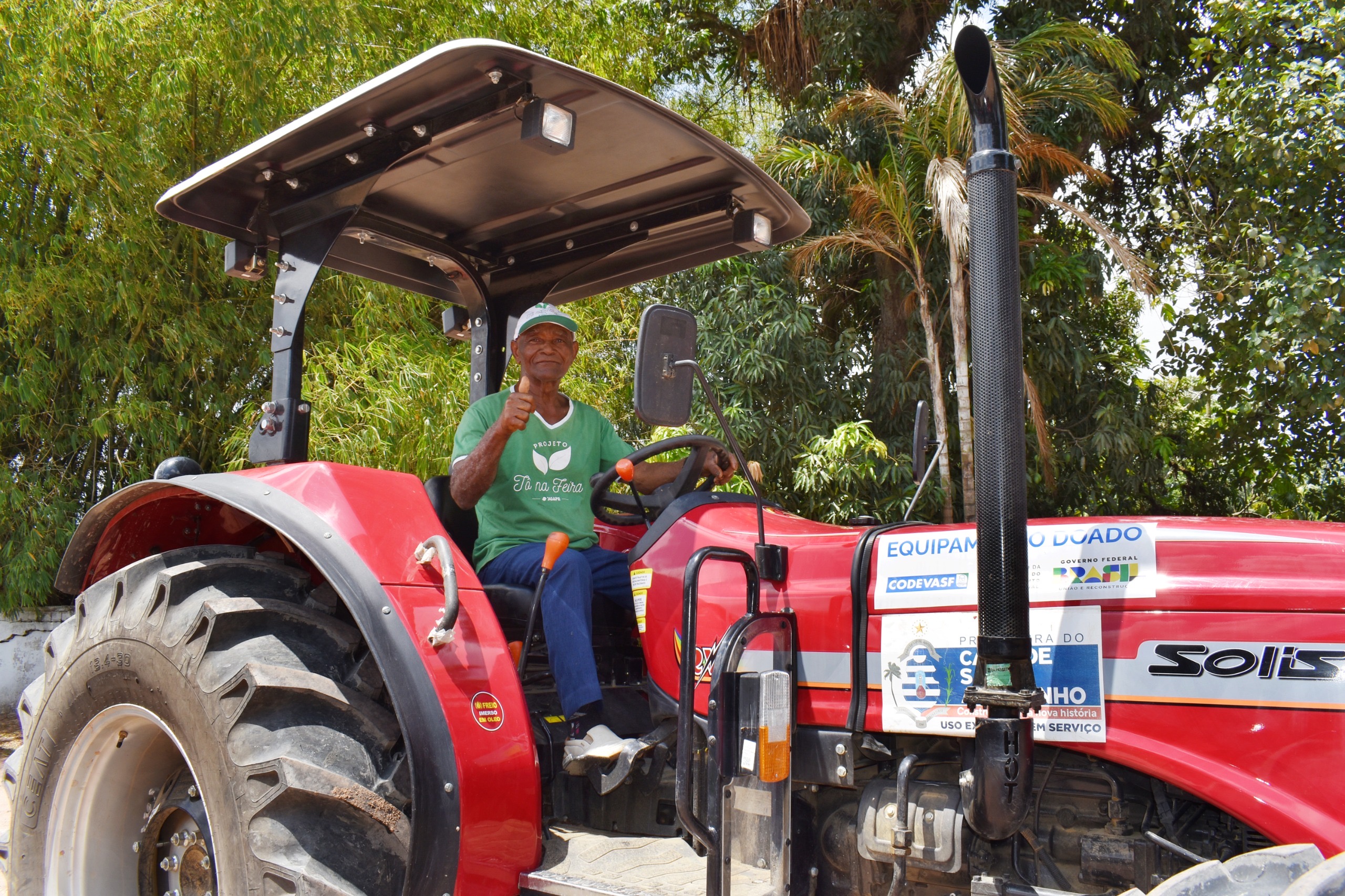 Secretaria de Agricultura do Cabo faz entrega de maquinário a produtores rurais para manejo do solo