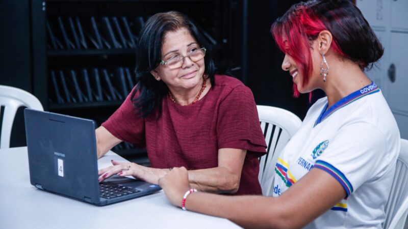 Governo de Pernambuco distribui mais de 10 mil notebooks a professores da rede estadual