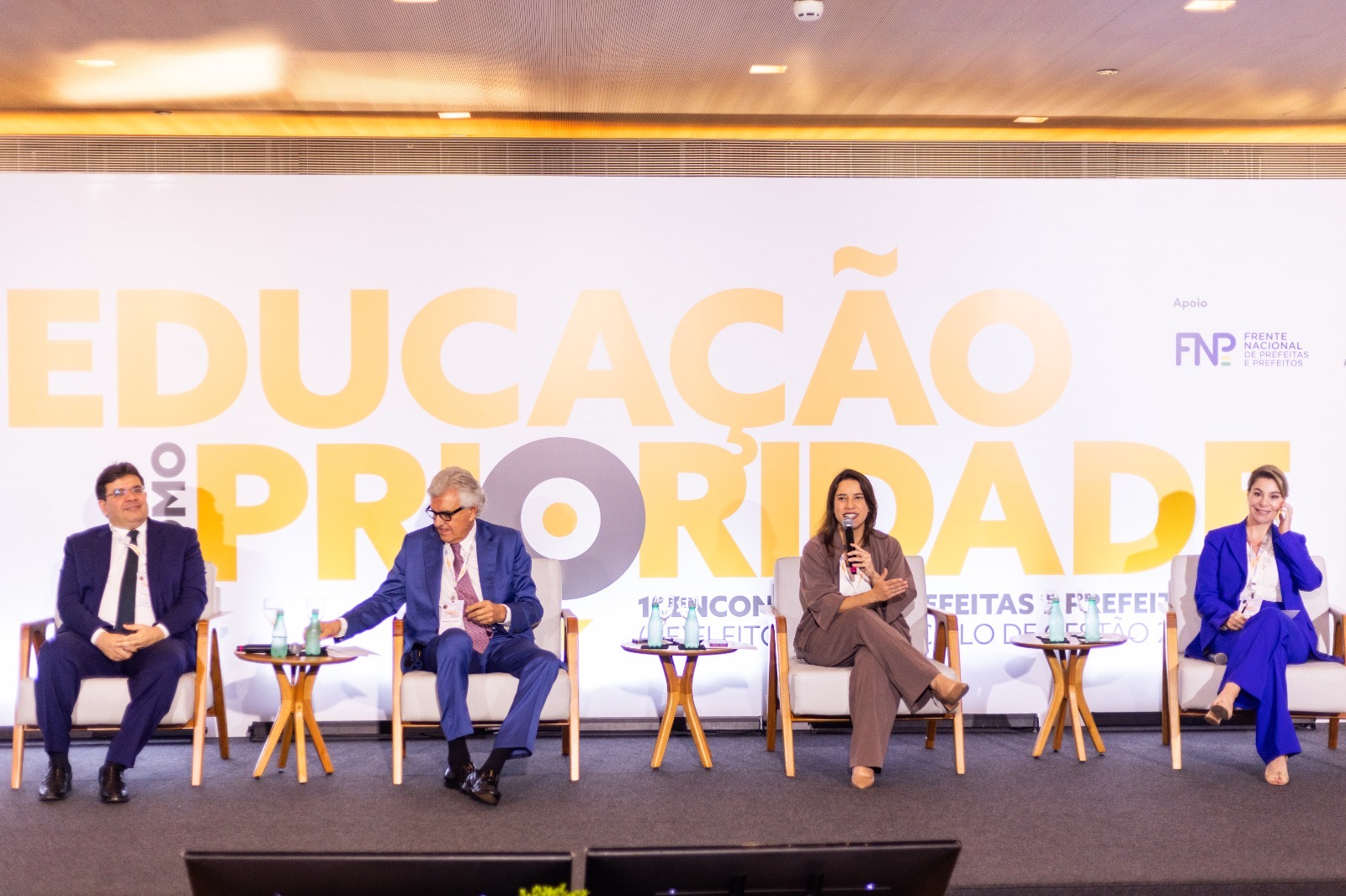 Em Brasília, governadora Raquel Lyra debate com prefeitos de todo Brasil sobre educação e apresenta avanços em Pernambuco