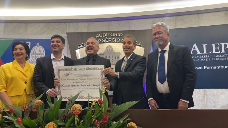 Deputado Coronel Alberto Feitosa entrega título de cidadão pernambucano ao oncologista Dr Rossano Araújo