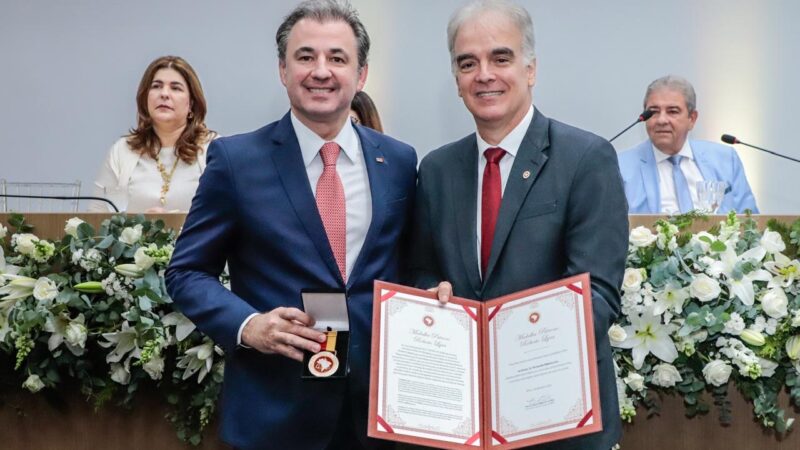 Fernando Ribeiro Lins é homenageado com a Medalha do Mérito Patrono Roberto Lyra, do MPPE