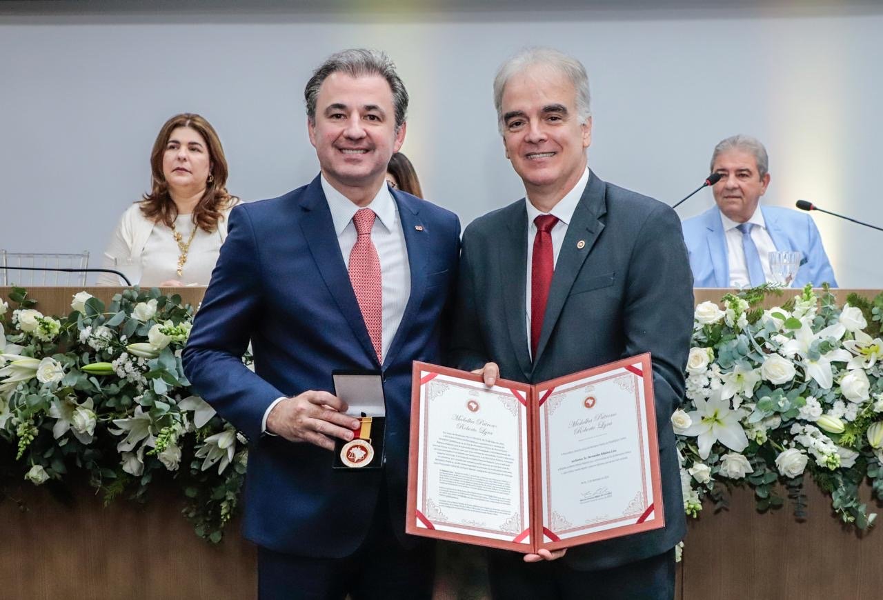Fernando Ribeiro Lins é homenageado com a Medalha do Mérito Patrono Roberto Lyra, do MPPE