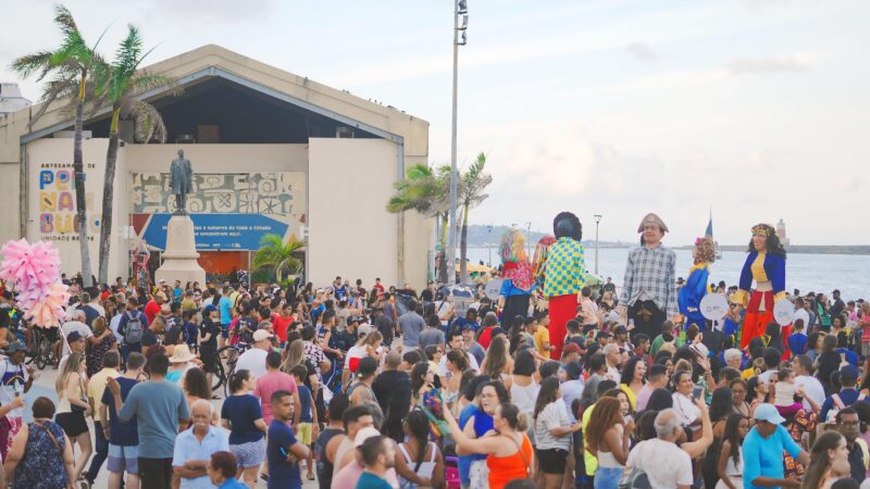 Perambulando: espetáculo de cultura popular que encanta turistas no Marco Zero