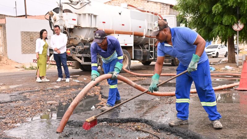 Moradores do Juazeiro celebram o trabalho do prefeito Andrei de desobstrução de esgotos pela cidade