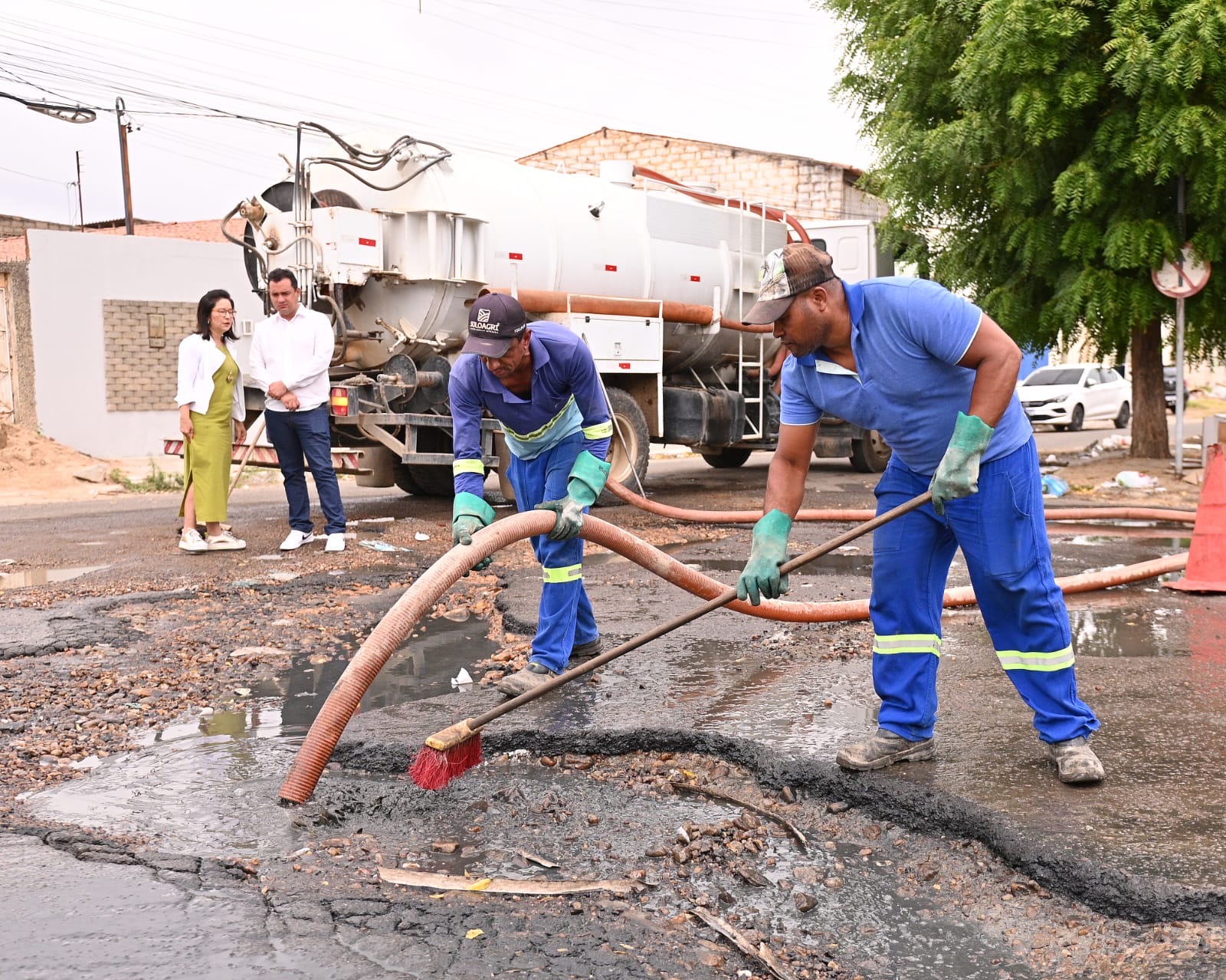 Moradores do Juazeiro celebram o trabalho do prefeito Andrei de desobstrução de esgotos pela cidade