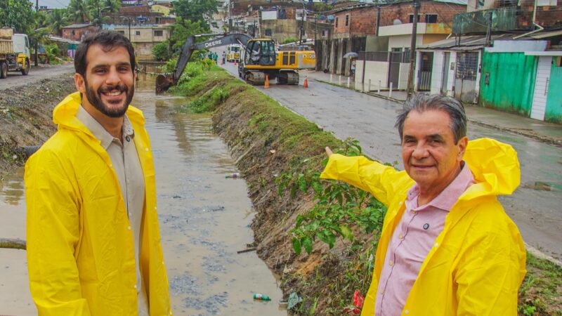 Ipojuca: Prefeito Carlos Santana faz vistoria em obra de limpeza que atingirá 23 quilômetros de canais