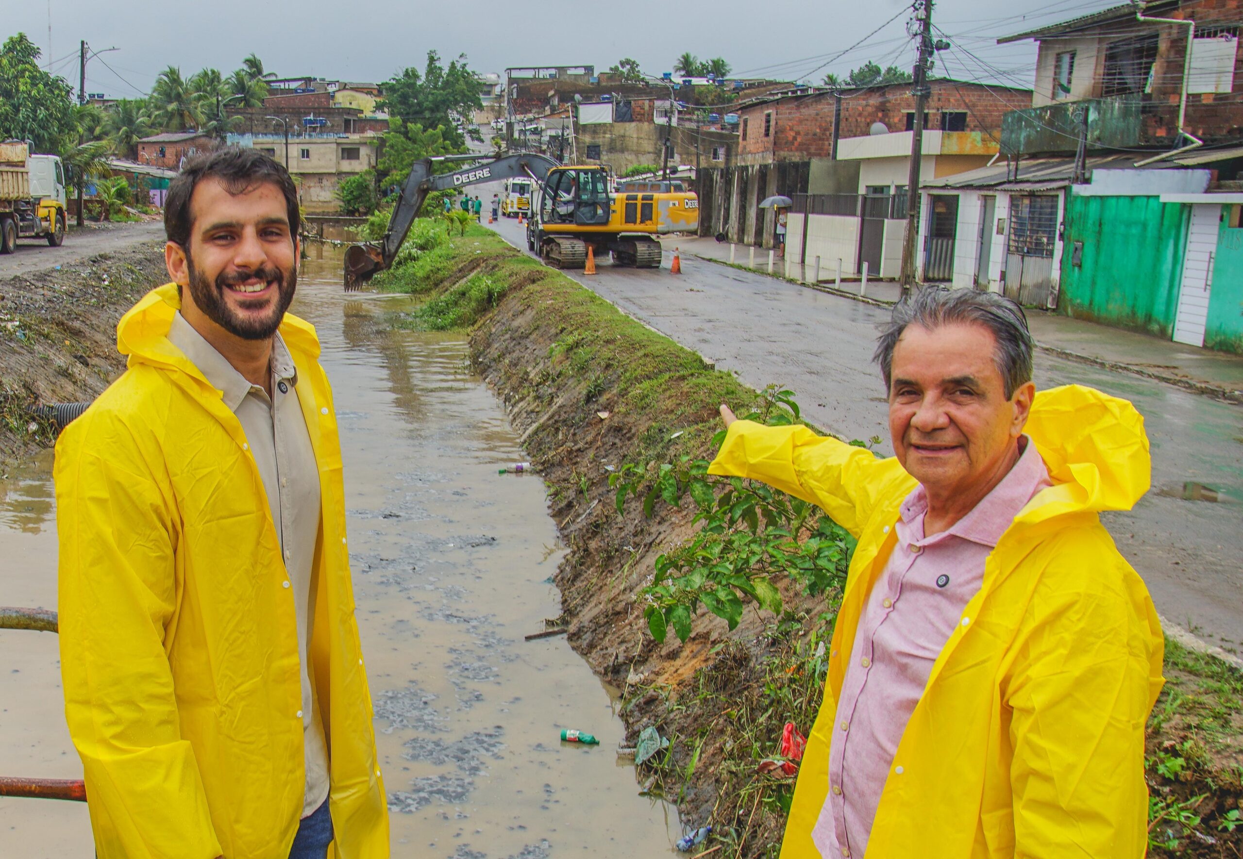 Ipojuca: Prefeito Carlos Santana faz vistoria em obra de limpeza que atingirá 23 quilômetros de canais