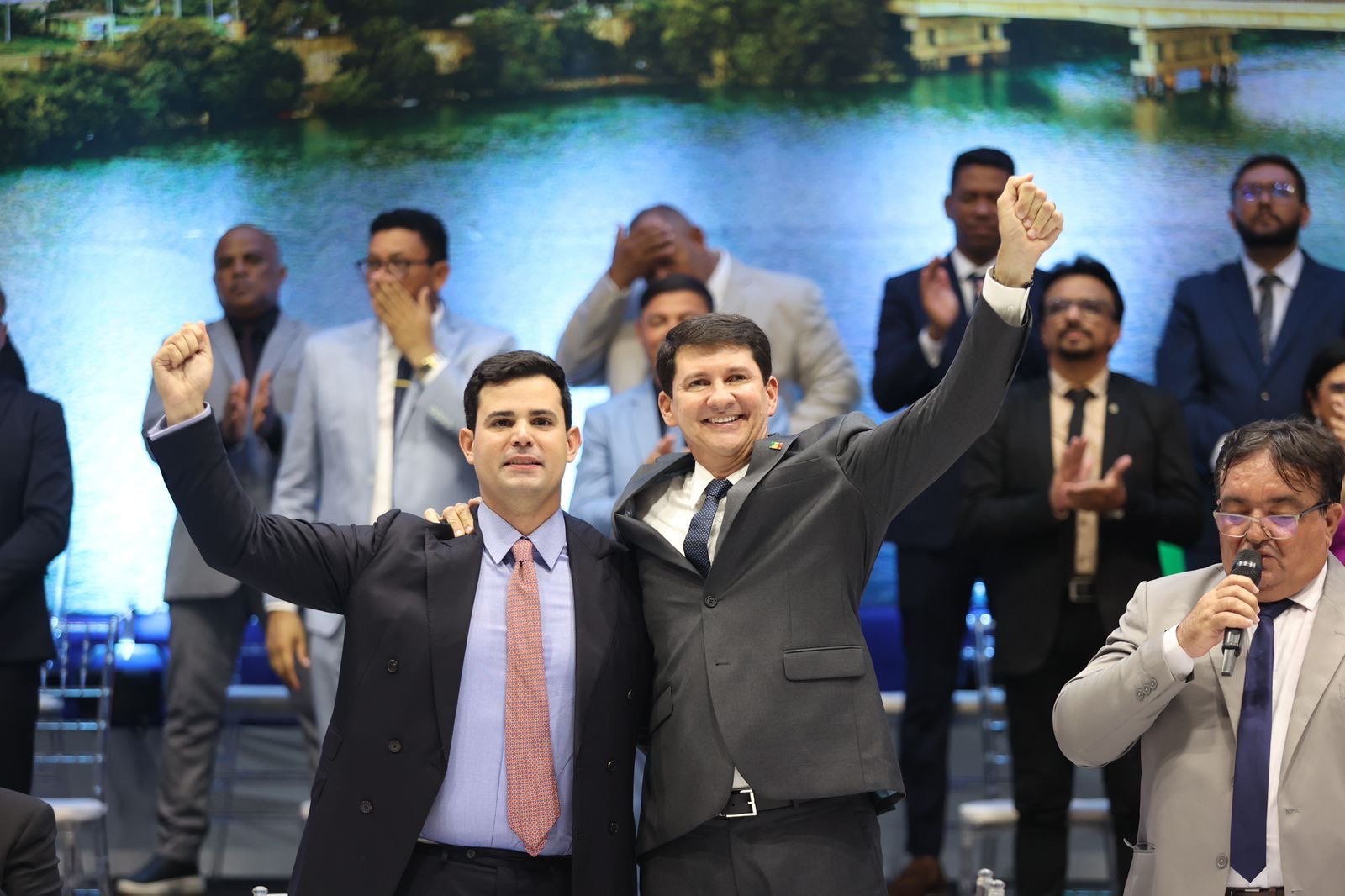 Simão Durando é empossado prefeito em cerimônia na periferia de Petrolina