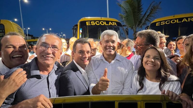 Prefeito Andrei participa do 8º Encontro de Prefeitos e Prefeitas e recebe ônibus escolar para Juazeiro