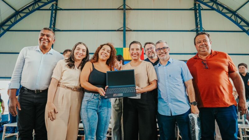 PE + Digital: governadora Raquel Lyra entrega notebooks para servidores da Rede Estadual de Ensino de Petrolina