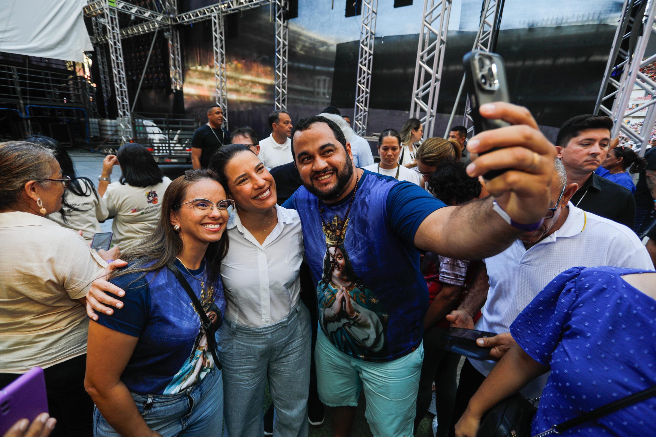 Governadora Raquel Lyra participa da celebração dos 35 anos da Comunidade Obra de Maria na Arena de Pernambuco