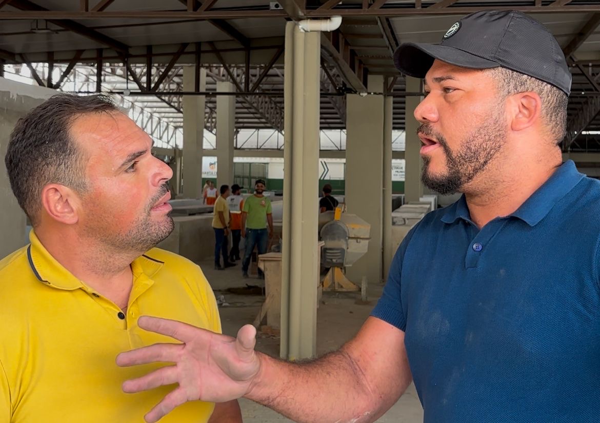 Abimael Santos e Adilson Bolsonaro foram obrigados a pular o muro da Central de Feiras em Santa Cruz do Capibaribe