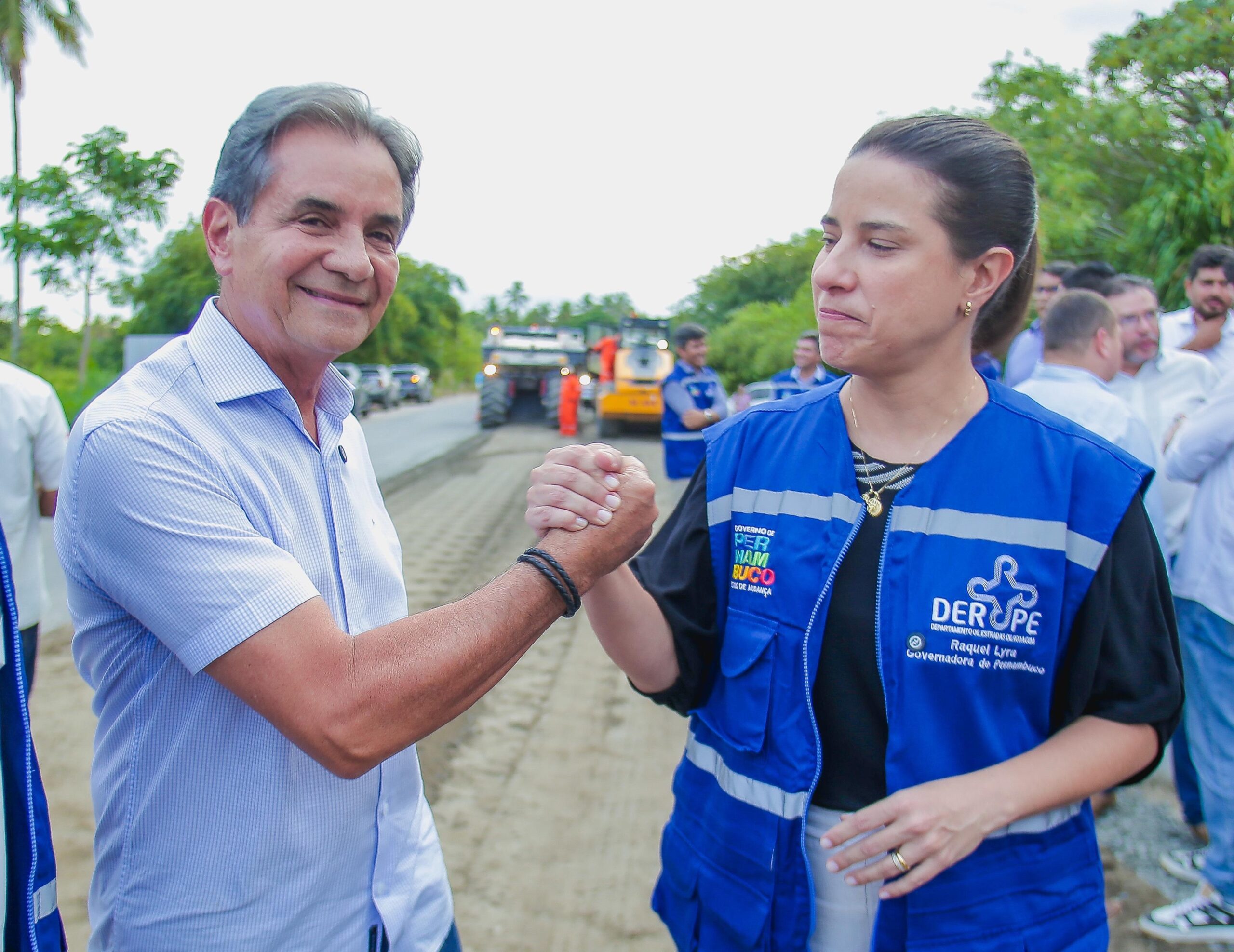 Carlos Santana e Raquel Lyra vistoriam obras de recapeamento em rodovias que cortam o município de Ipojuca