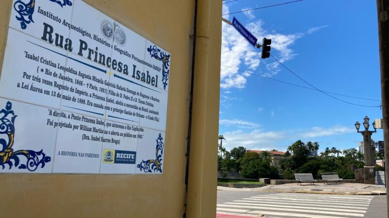 Placas históricas viram roteiro turístico no Centro do RecifeAzulejo de número 300 com informações históricas será afixado na Praça Ascenso Ferreira, no bairro do Recife.