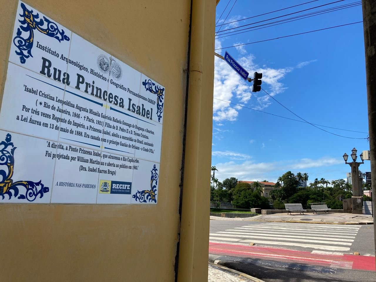 Placas históricas viram roteiro turístico no Centro do RecifeAzulejo de número 300 com informações históricas será afixado na Praça Ascenso Ferreira, no bairro do Recife.