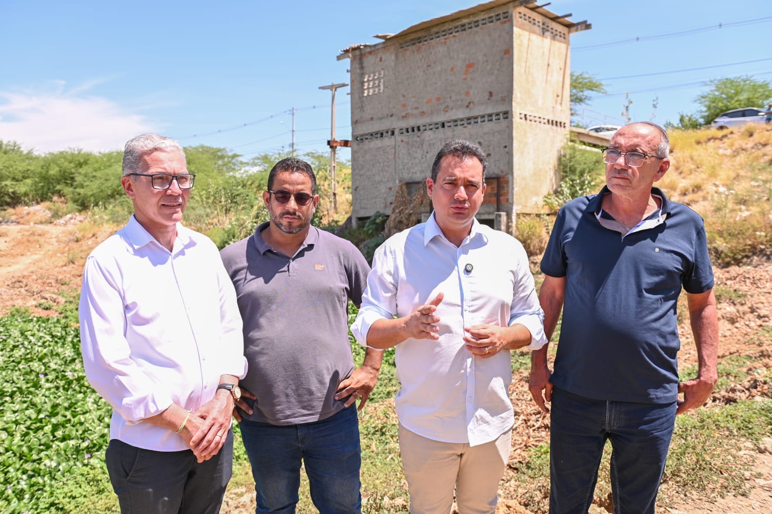 Prefeito Andrei Gonçalves acompanha limpeza de canais para prevenir alagamentos no período de chuvas