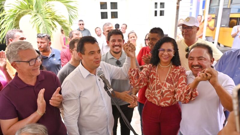 Prefeito de Juazeiro entrega dois novos ônibus escolares para atender estudantes da zona rural