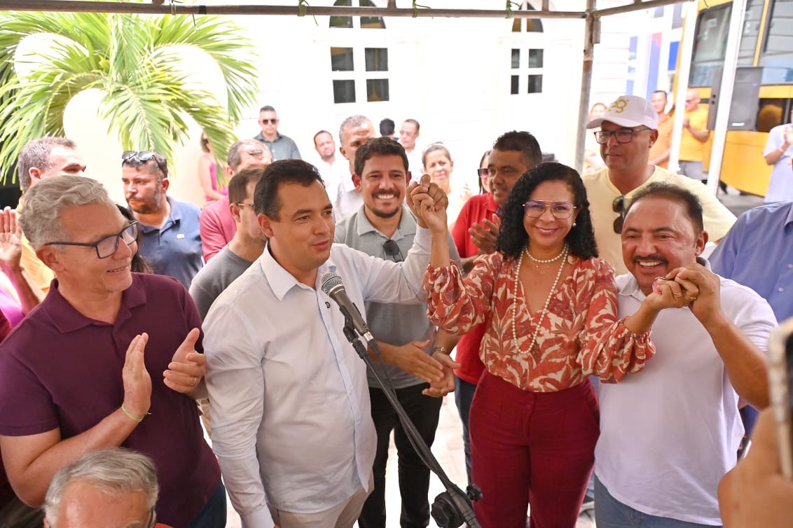 Prefeito de Juazeiro entrega dois novos ônibus escolares para atender estudantes da zona rural