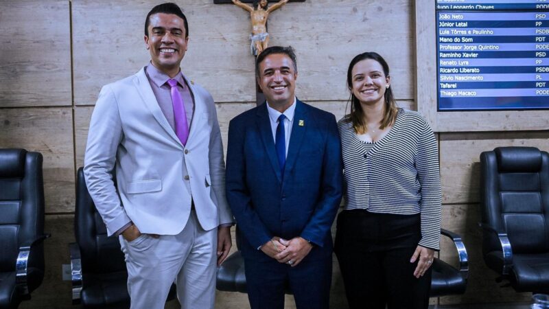 Prefeito Rodrigo Pinheiro e vice Dayse Silva participam da primeira reunião ordinária da Câmara de Vereadores em 2025