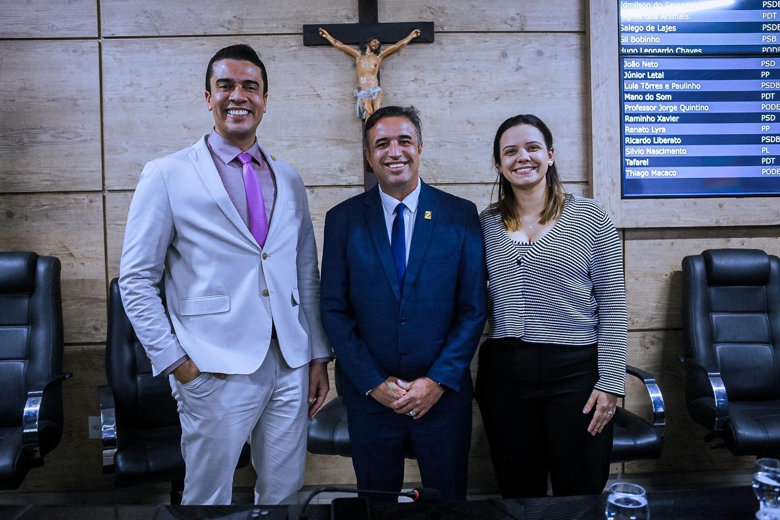 Prefeito Rodrigo Pinheiro e vice Dayse Silva participam da primeira reunião ordinária da Câmara de Vereadores em 2025