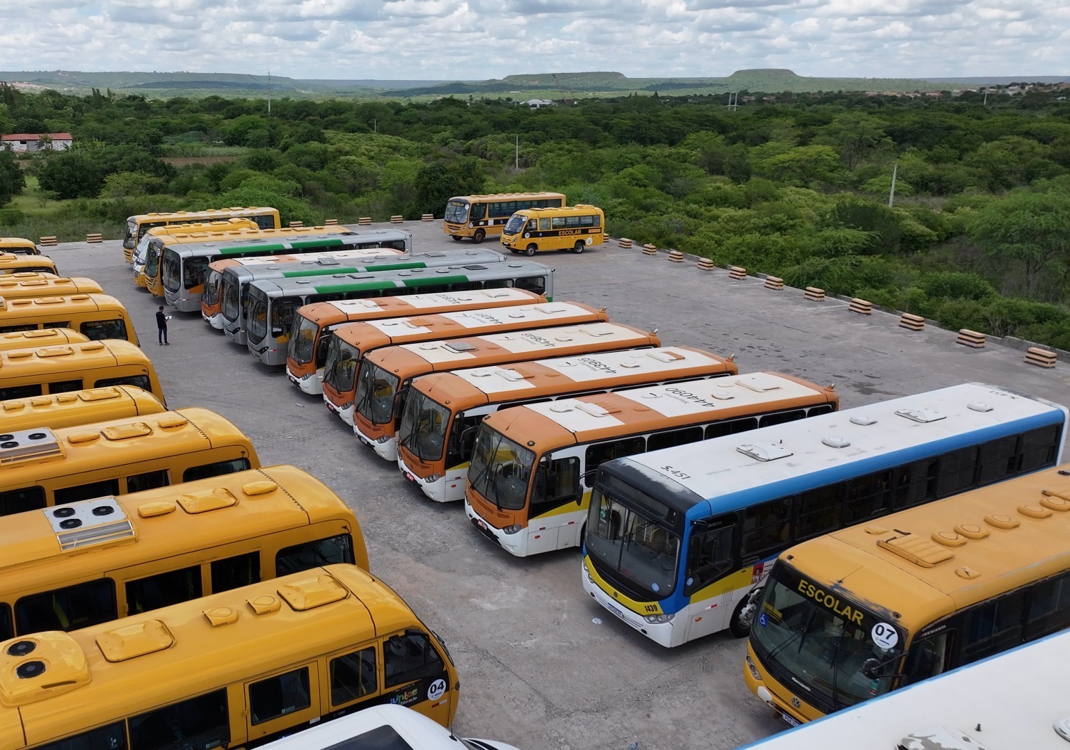 Prefeitura de Araripina inicia ano letivo com nova frota contratada de ônibus escolares