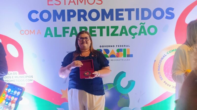 Vicência recebe “Selo Ouro” por compromisso com a alfabetização