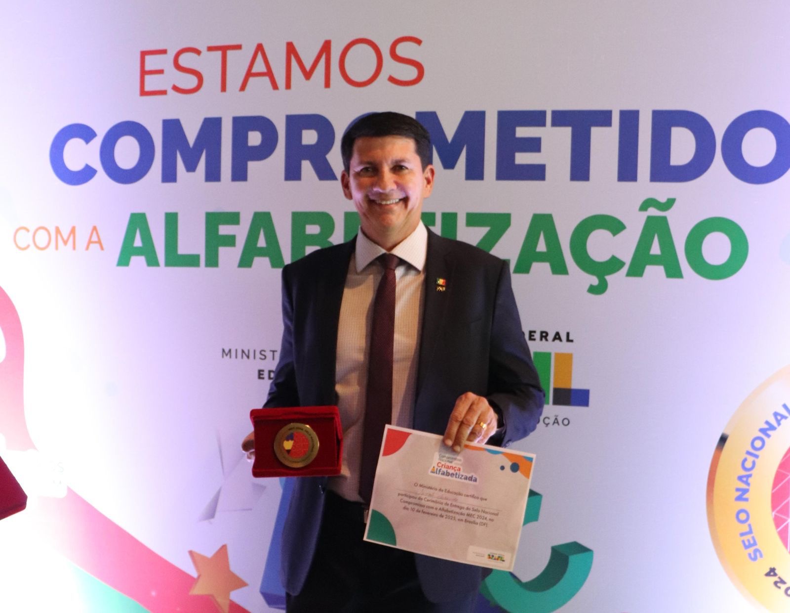 Em Brasília, Simão Durando recebe o Selo Ouro de Compromisso com a Alfabetização