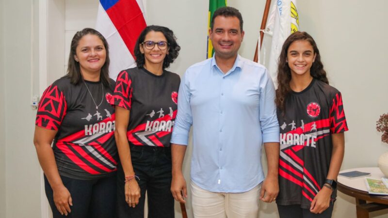 Prefeito Andrei recebe visita da atleta Maria Taciane, antes do campeonato mundial de karatê na Sérvia