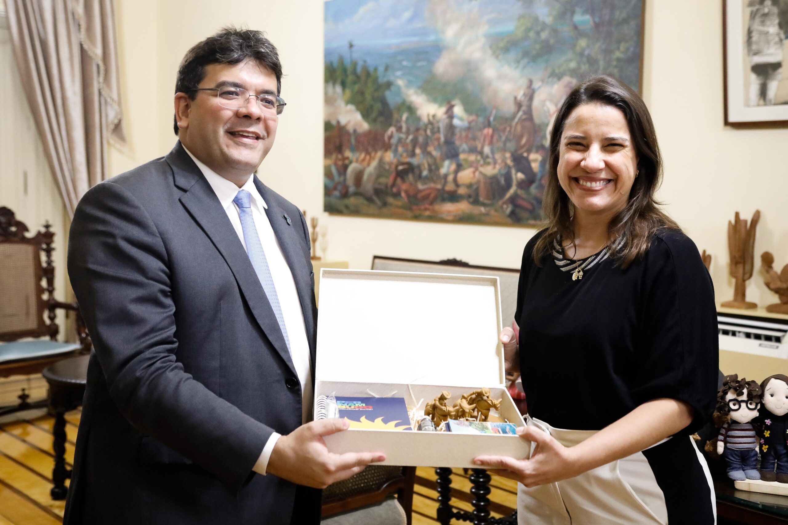 Governadora Raquel Lyra recebe o governador do Piauí, Rafael Fonteles, no Palácio do Campo das Princesas