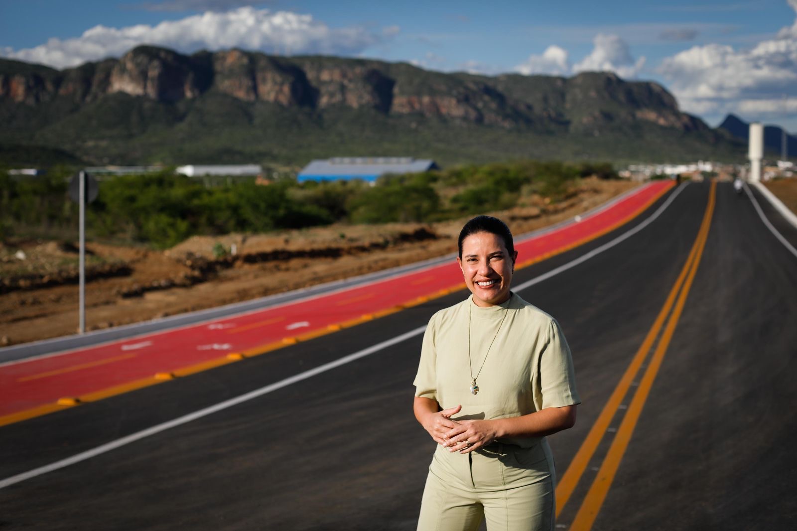 Em Serra Talhada, governadora Raquel Lyra entrega estrada de acesso ao Habitacional Vanete Almeida