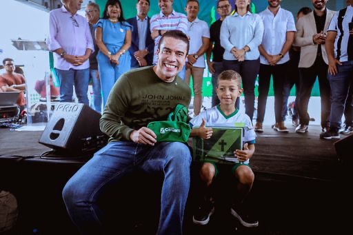 Emocionado, Rodrigo Pinheiro cumpre promessa feita a aluno municipal e ainda faz entrega simbólica do kit escolar 2025