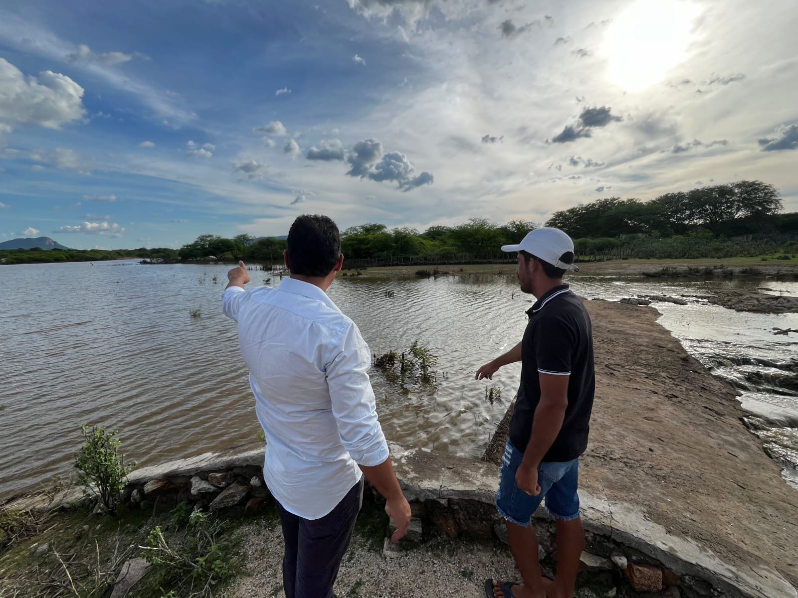 Prefeito visita comunidades afetadas pelas chuvas da sede e do interior de Juazeiro