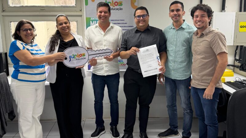 Prefeito de Xexéu Thiago de Miel recebe novo ônibus escolar com acessibilidade e agradece apoio do Governo de Pernambuco