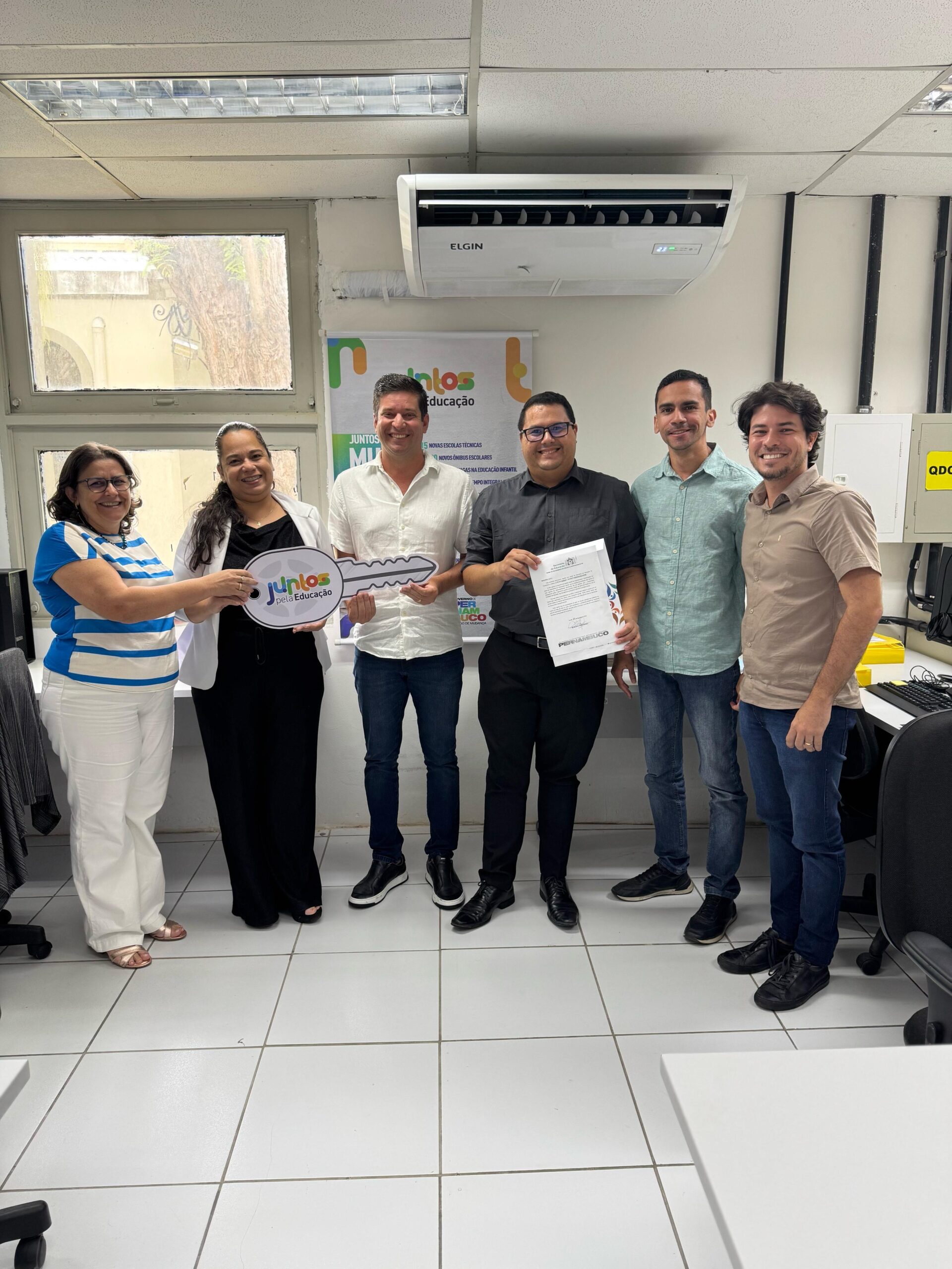 Prefeito de Xexéu Thiago de Miel recebe novo ônibus escolar com acessibilidade e agradece apoio do Governo de Pernambuco