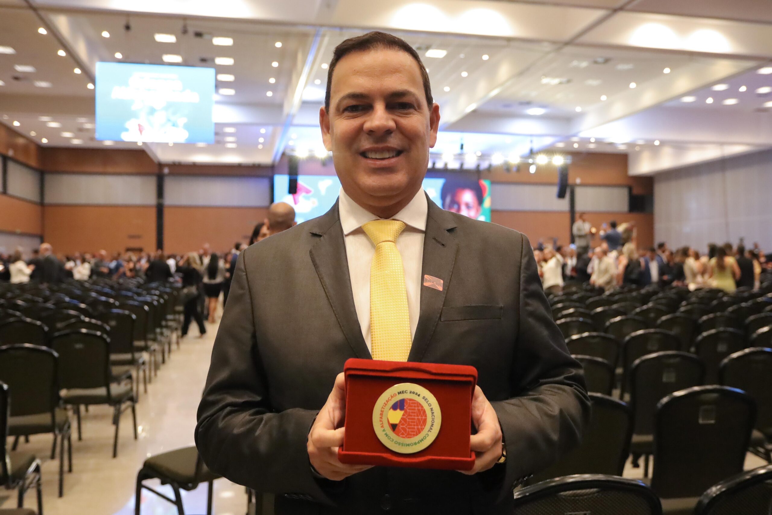 Prefeitura de Garanhuns recebe Selo Ouro Compromisso Nacional Criança Alfabetizada