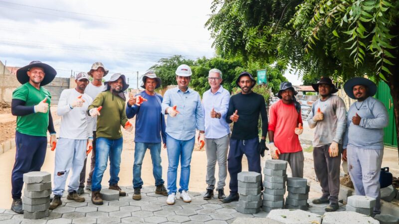 Prefeito vistoria obras de pavimentação nos bairros Malhada da Areia e Argemiro em Juazeiro