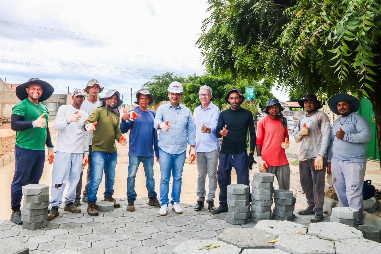 Prefeito vistoria obras de pavimentação nos bairros Malhada da Areia e Argemiro em Juazeiro