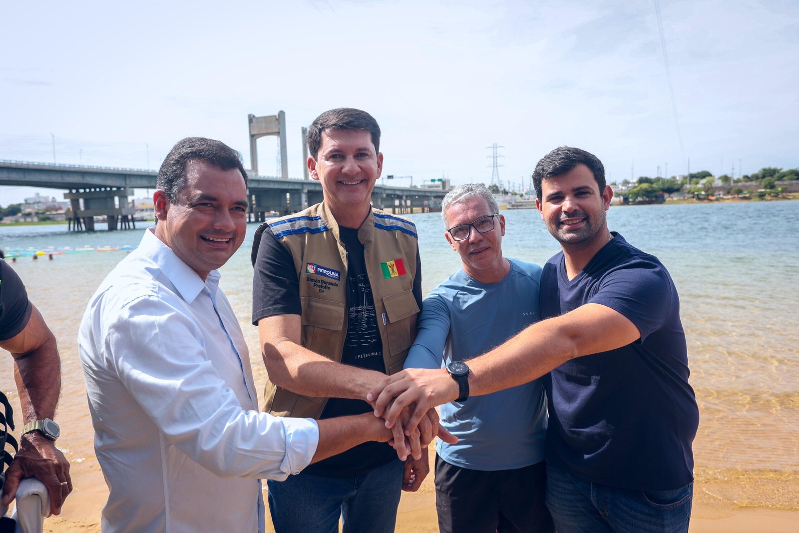 Prefeitos de Juazeiro e Petrolina iniciam ações conjuntas com mutirão de limpeza na Ilha do Fogo