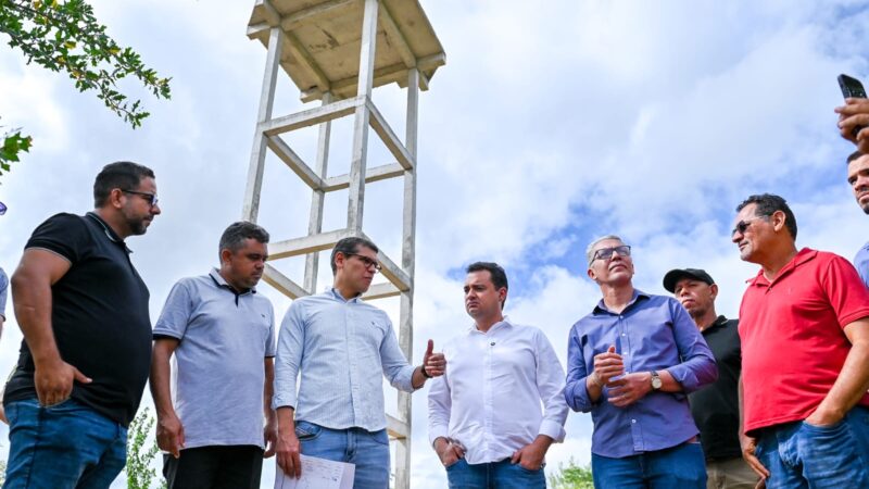 Prefeito Andrei e presidente da CERB acompanham as obras da Adutora na Comunidade de Campos, em Maniçoba