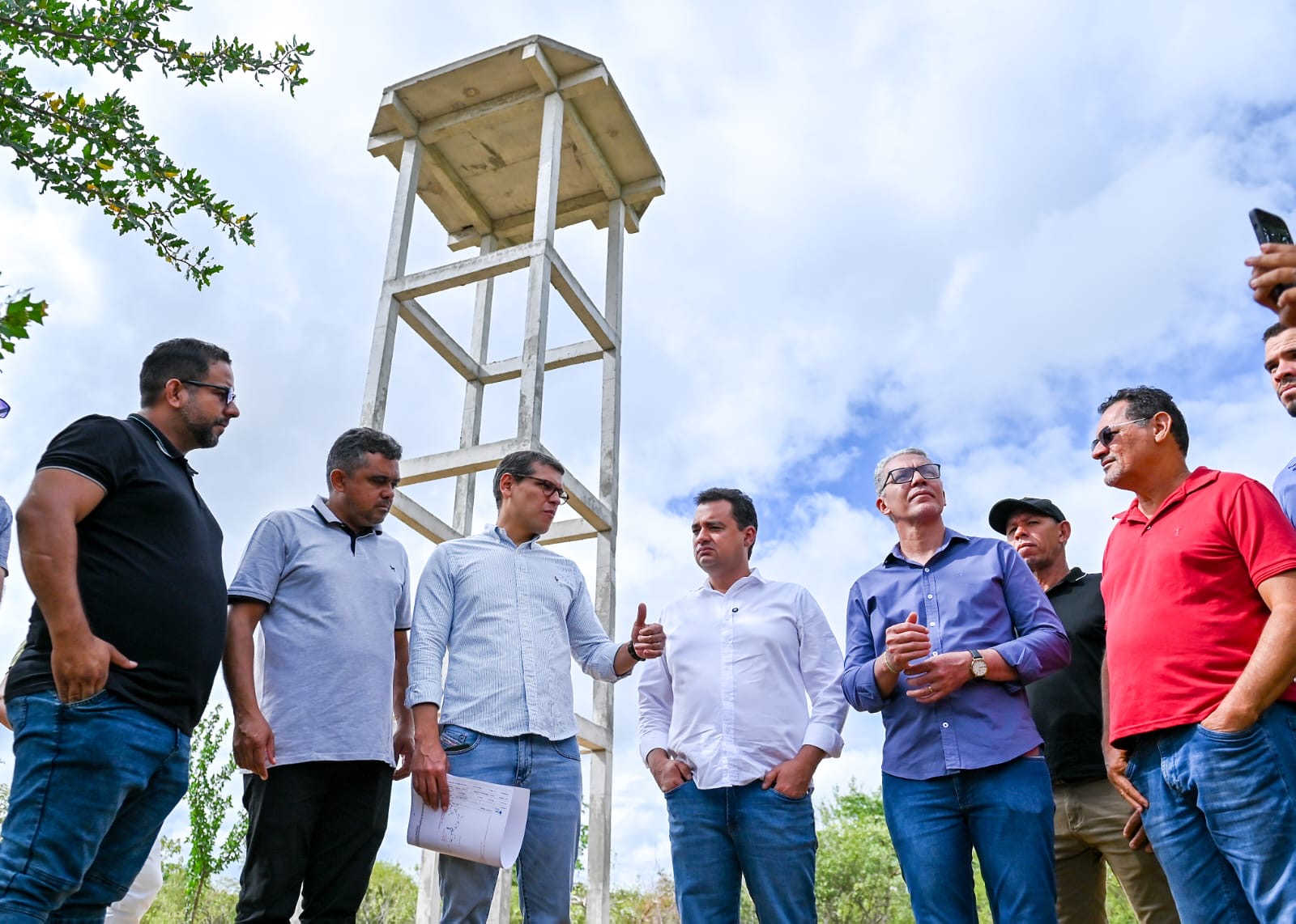 Prefeito Andrei e presidente da CERB acompanham as obras da Adutora na Comunidade de Campos, em Maniçoba