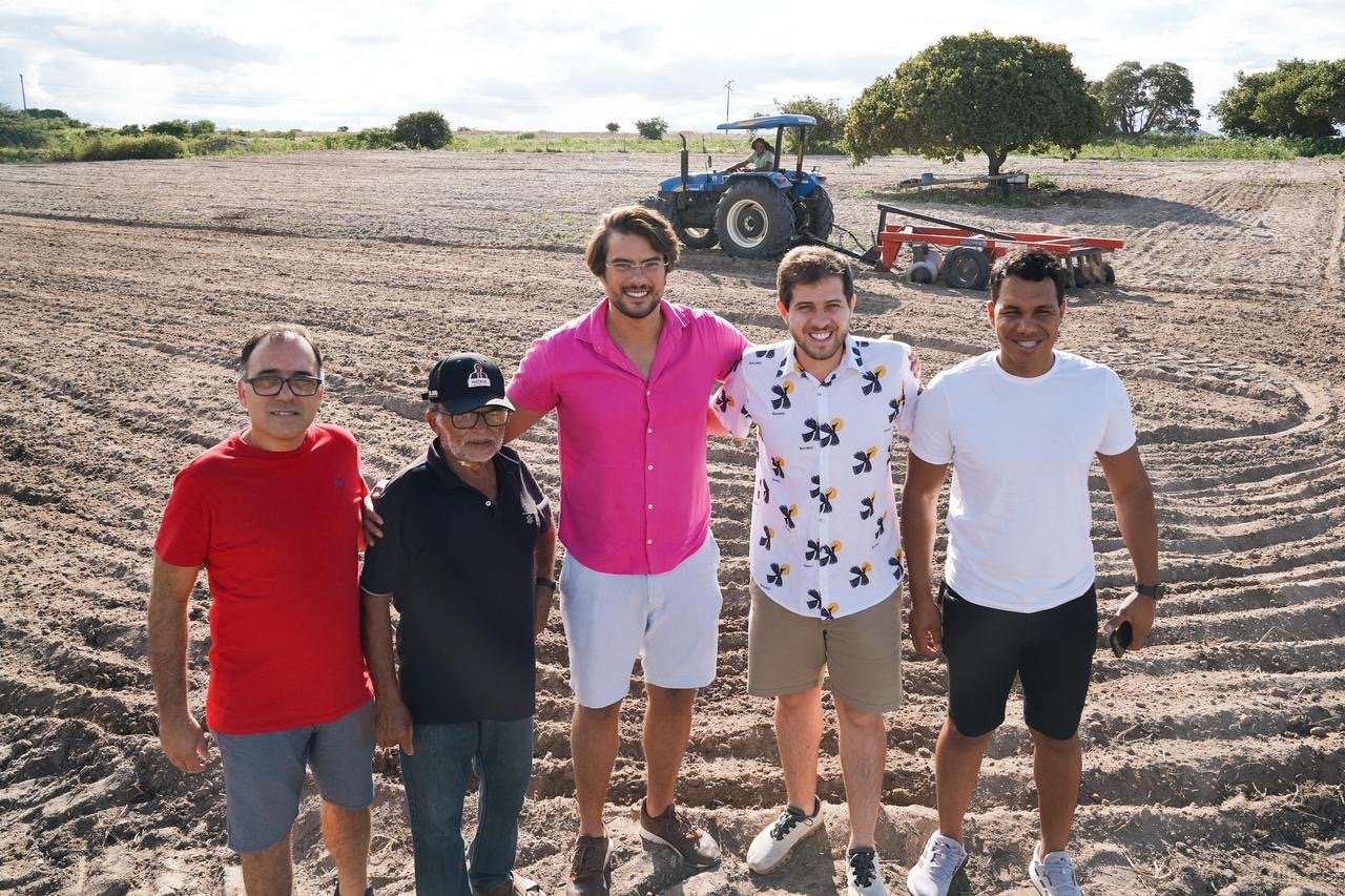 Pedro Campos acompanha carnaval do interior do estado e faz entregas