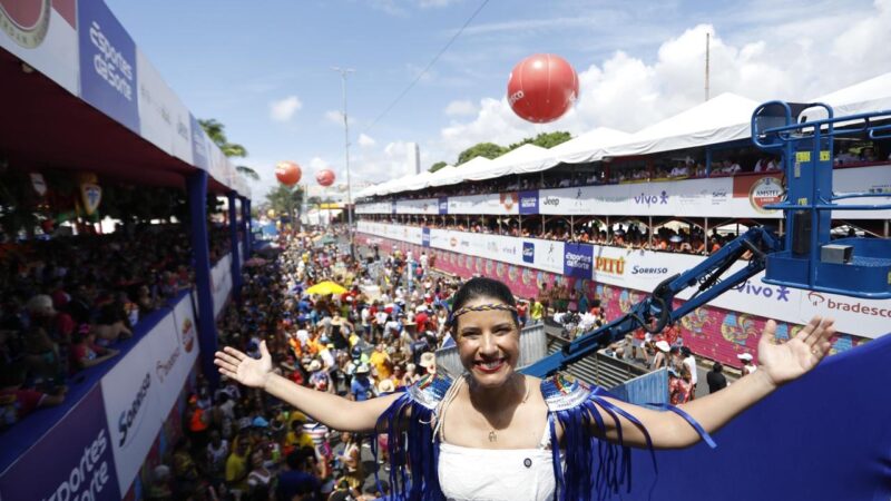 Governadora Raquel Lyra prestigia o 46° desfile do Galo da Madrugada