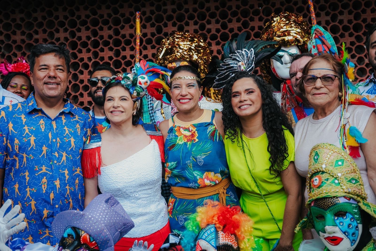 No Agreste do Estado, governadora Raquel Lyra participa da folia dos Papangus de Bezerros 