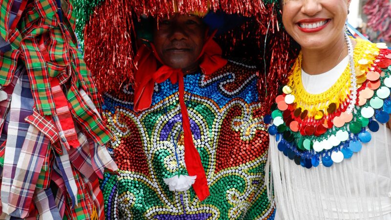 Governadora Raquel Lyra prestigia o Carnaval Mesclado da Casa da Rabeca em celebração à memória do Mestre Salustiano