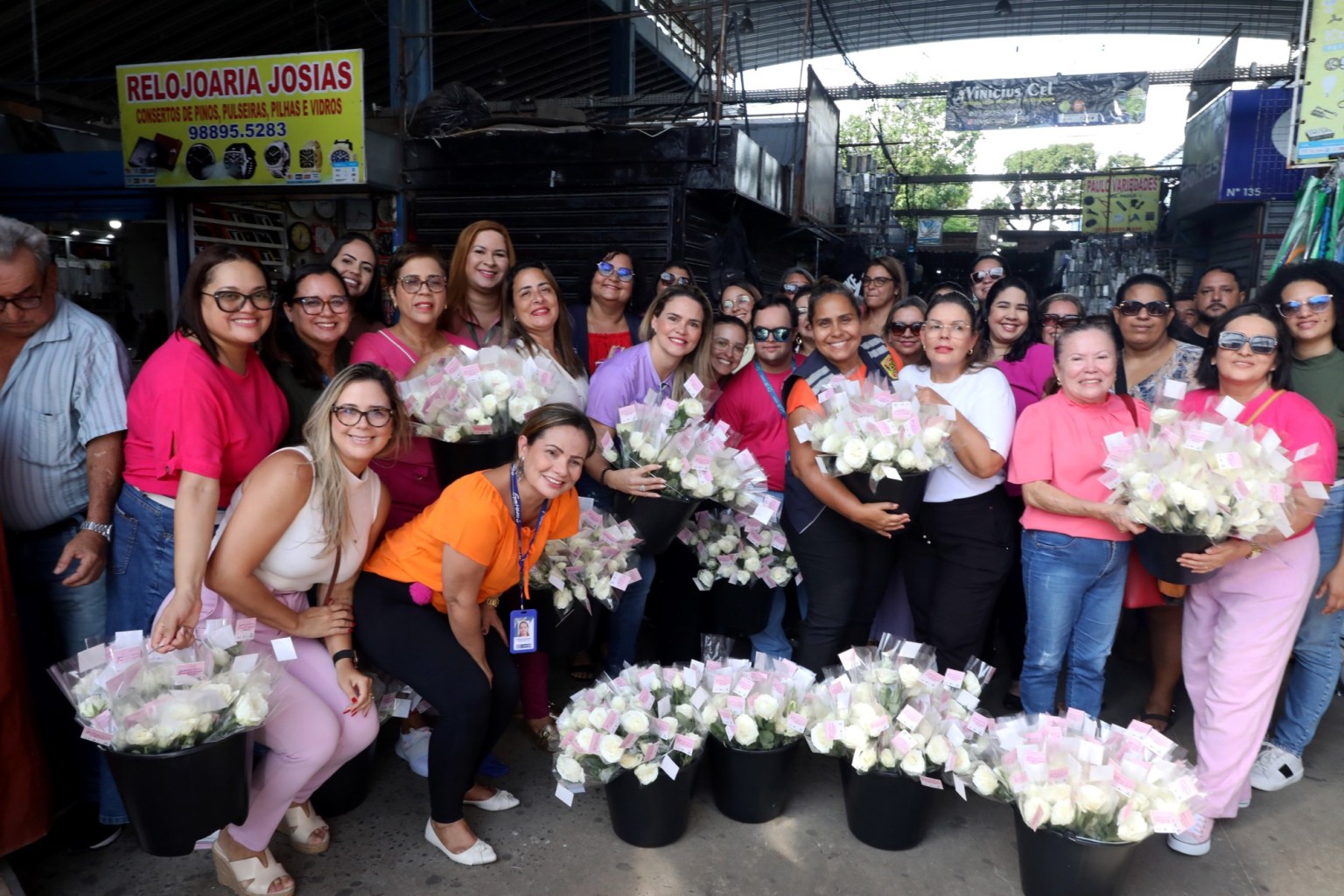 Prefeitura do Jaboatão dos Guararapes celebra Semana da Mulher com distribuição de rosas nos mercados públicos