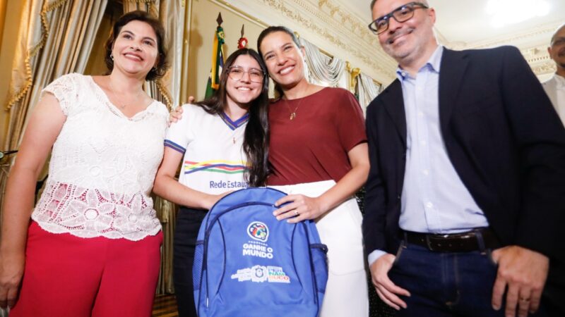 Ganhe o Mundo: governadora Raquel Lyra entrega kits de viagem a 200 estudantes que embarcarão para o Chile na retomada do programa